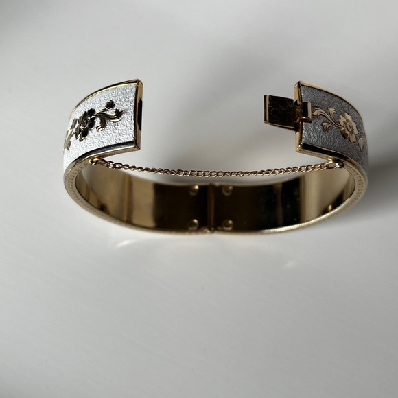 Vintage White Textured Enamel mc And Gold Flower Vine Hinged Bangle Bracelet - Picture 6 of 10